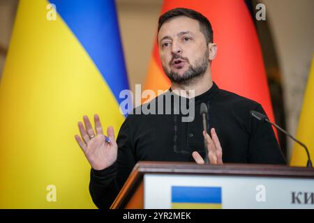 Kiew, Ukraine. 02 décembre 2024. Volodymyr Zelensky, président de l'Ukraine, donne une conférence de presse après une rencontre avec le chancelier fédéral. Crédit : Kay Nietfeld/dpa/Alamy Live News Banque D'Images