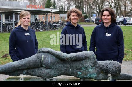 Rostock, Allemagne. 02 décembre 2024. Marie Hagen (gauche-droite), Nadine Schlefske et Mandy Berlin sont des baby-guides au Klinikum Südstadt Rostock (KSR). Ils aident les femmes enceintes et les jeunes familles à démarrer dans une grande variété de domaines. Le spectre va de la bureaucratie et des questions de santé à des problèmes tels que l'itinérance et la violence. Selon Klinikum Südstadt Rostock, ce service est le seul de ce type en Mecklembourg-Poméranie occidentale et est maintenant rendu permanent après une phase pilote. Crédit : Bernd Wüstneck/dpa/Alamy Live News Banque D'Images