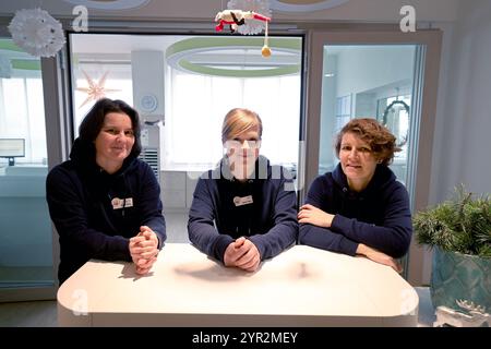 Rostock, Allemagne. 02 décembre 2024. Mandy Berlin (gauche-droite), Marie Hagen et Nadine Schlefske sont des guides pour bébés au Klinikum Südstadt Rostock (KSR). Ils aident les femmes enceintes et les jeunes familles à démarrer dans une grande variété de domaines. Le spectre va de la bureaucratie et des questions de santé à des problèmes tels que l'itinérance et la violence. Selon Klinikum Südstadt Rostock, ce service est le seul de ce type en Mecklembourg-Poméranie occidentale et est maintenant rendu permanent après une phase pilote. Crédit : Bernd Wüstneck/dpa/Alamy Live News Banque D'Images