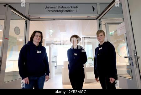 Rostock, Allemagne. 02 décembre 2024. Mandy Berlin (gauche-droite), Nadine Schlefske et Marie Hagen sont des guides pour bébés au Klinikum Südstadt Rostock (KSR). Ils aident les femmes enceintes et les jeunes familles à démarrer dans une grande variété de domaines. Le spectre va de la bureaucratie et des questions de santé à des problèmes tels que l'itinérance et la violence. Selon Klinikum Südstadt Rostock, ce service est le seul de ce type en Mecklembourg-Poméranie occidentale et est maintenant rendu permanent après une phase pilote. Crédit : Bernd Wüstneck/dpa/Alamy Live News Banque D'Images