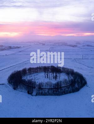 20/11/24 après une nuit de températures inférieures à zéro dans le Peak District, l'aube se lève sur le paysage gelé entourant Minninglow. Minninglow est th Banque D'Images