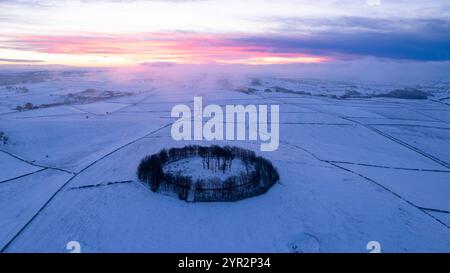 20/11/24 après une nuit de températures inférieures à zéro dans le Peak District, l'aube se lève sur le paysage gelé entourant Minninglow. Minninglow est th Banque D'Images