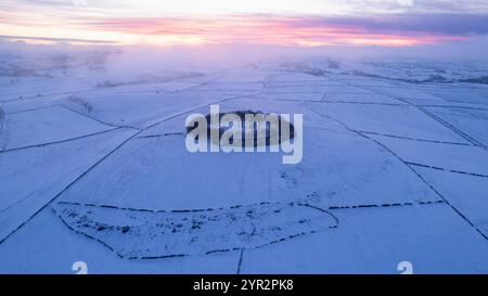 20/11/24 après une nuit de températures inférieures à zéro dans le Peak District, l'aube se lève sur le paysage gelé entourant Minninglow. Minninglow est th Banque D'Images