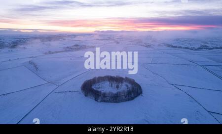 20/11/24 après une nuit de températures inférieures à zéro dans le Peak District, l'aube se lève sur le paysage gelé entourant Minninglow. Minninglow est th Banque D'Images