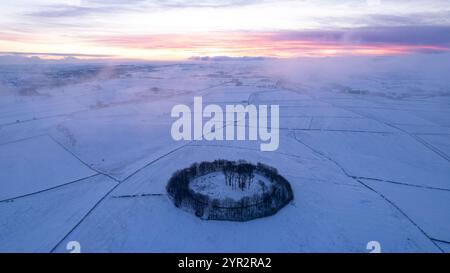 20/11/24 après une nuit de températures inférieures à zéro dans le Peak District, l'aube se lève sur le paysage gelé entourant Minninglow. Minninglow est th Banque D'Images