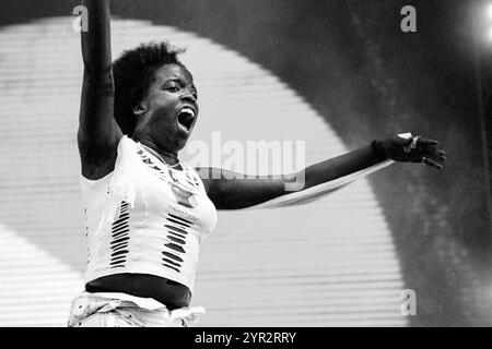 BASEMENT JAXX, RADIO ONE LIVE, 2002 : Corrina Joseph chanteuse invitée avec Basement Jaxx jouant en direct à Radio 1 One Big Sunday au stade Morfa à Swansea le 16 juin 2002. Photo : ROB WATKINS. INFO : Basement Jaxx, duo britannique de musique électronique formé en 1994 par Felix Buxton et Simon Ratcliffe, est réputé pour son éclectique mélange House, funk et pop. Connu pour des succès tels que « Where's Your Head at », il a été salué dans le monde entier et a reçu de nombreux prix. Banque D'Images