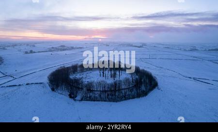 20/11/24 après une nuit de températures inférieures à zéro dans le Peak District, l'aube se lève sur le paysage gelé entourant Minninglow. Minninglow est th Banque D'Images