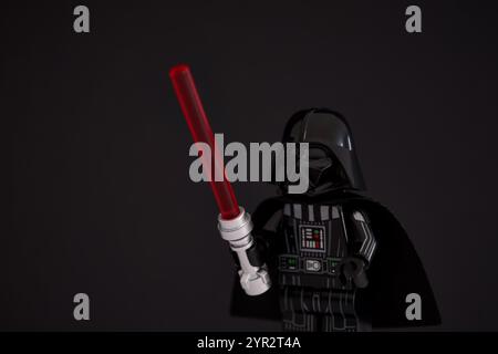 Tambov, Fédération de Russie - 14 novembre 2024 Portrait de Lego Darth Vader minifigure avec sabre laser sur fond noir Banque D'Images