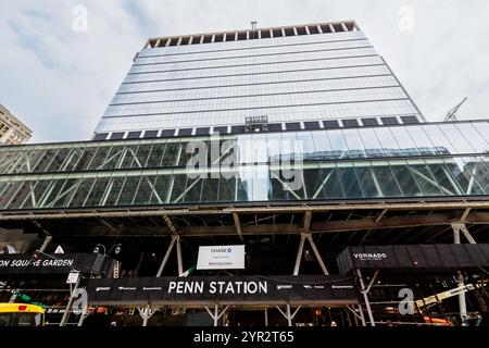 Manhattan, New York, États-Unis - 16 février 2023 : Pennsylvania train Station (Penn Station) et ses environs dans le centre-ville par un jour gris d'hiver Banque D'Images