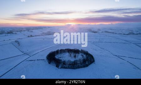 20/11/24 après une nuit de températures inférieures à zéro dans le Peak District, l'aube se lève sur le paysage gelé entourant Minninglow. Minninglow est th Banque D'Images