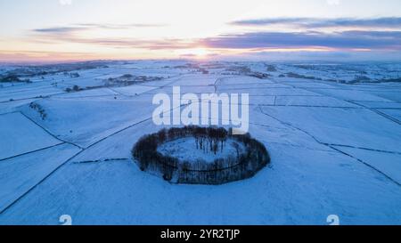 20/11/24 après une nuit de températures inférieures à zéro dans le Peak District, l'aube se lève sur le paysage gelé entourant Minninglow. Minninglow est th Banque D'Images