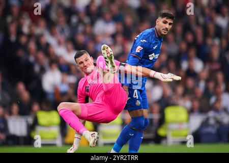 MADRID, ESPAGNE - 1er DÉCEMBRE : David Soria gardien de but de Getafe CF en action lors du match LaLiga EA Sports entre le Real Madrid et Getafe CF au stade Santiago Bernabeu le 1er décembre 2024 à Madrid, Espagne. (Photo Francisco Macia/photo Players images/Magara Press) Banque D'Images