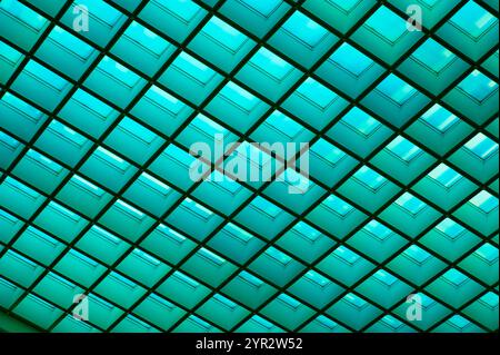Motif géométrique abstrait en verre vert détaille le toit translucide de l'architecture, fond abstrait Banque D'Images
