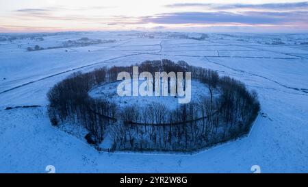 20/11/24 après une nuit de températures inférieures à zéro dans le Peak District, l'aube se lève sur le paysage gelé entourant Minninglow. Minninglow est th Banque D'Images