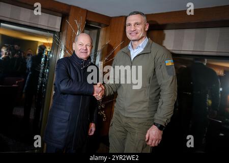 Kiew, Ukraine. 02 décembre 2024. Le chancelier fédéral Olaf Scholz (G, SPD) rencontre le maire de Kiev, Vitali Klitschko, pour des entretiens. Crédit : Kay Nietfeld/dpa/Alamy Live News Banque D'Images