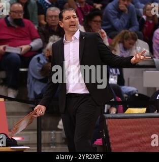 Bonn, Allemagne. 1er décembre 2024. Entraîneur-chef Ty Harrelson (Ulm), Telekom Baskets Bonn vs Ratiopharm Ulm, easyCredit BBL, 10e journée, Bonn, 01.12.2024. Crédit : Juergen Schwarz/Alamy Live News Banque D'Images