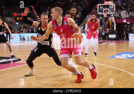 Bonn, Deutschland. 1er décembre 2024. Thomas Klepeisz (Ulm), Sam Griesel (Bonn), Telekom Baskets Bonn v Ratiopharm Ulm, easyCredit German Basketball League, Journée 10, Bonn, 01.12.2024. Crédit : Juergen Schwarz/Alamy Live News Banque D'Images