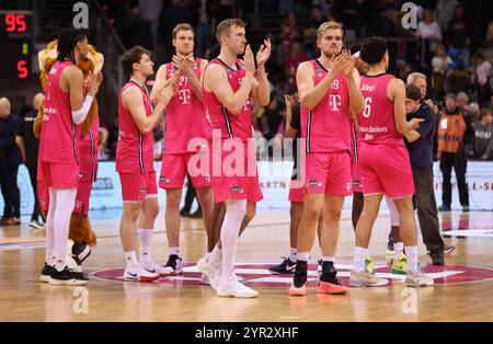 Bonn, Deutschland. 1er décembre 2024. L'équipe Telekom Baskets applaudit aux fans après la défaite, Telekom Baskets Bonn vs Ratiopharm Ulm, easyCredit BBL, Journée 10, Bonn, 01.12.2024. Crédit : Juergen Schwarz/Alamy Live News Banque D'Images