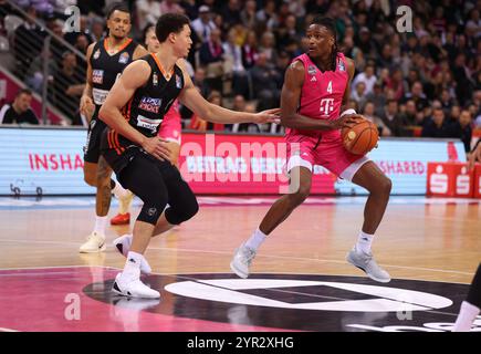 Bonn, Deutschland. 1er décembre 2024. Isaiah Roby (Ulm), Phlandrous Fleming Jr (Bonn), Telekom Baskets Bonn vs Ratiopharm Ulm, easyCredit BBL, Journée 10, Bonn, 01.12.2024. Crédit : Juergen Schwarz/Alamy Live News Banque D'Images