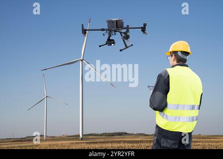 Un ingénieur contrôle un drone pour l'inspection des éoliennes. Banque D'Images