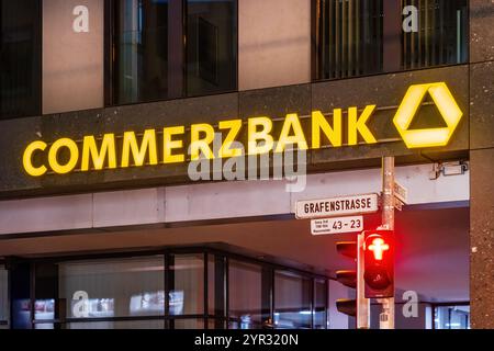 Darmstadt Allemagne, 20 novembre 2024 : logotype et façade de la Commerzbank à Grafenstrasse Banque D'Images