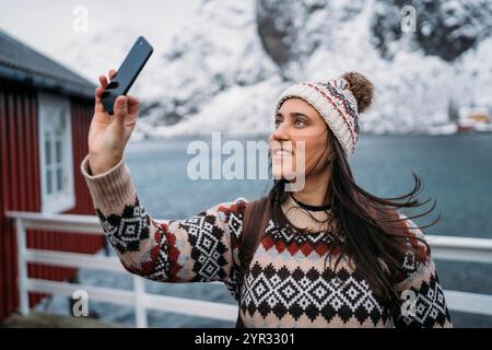 Touriste prenant selfie à reinebringen, îles lofoten, norvège Banque D'Images