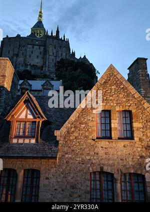 Le Mont Saint-Michel se situe entre la Normandie et la Bretagne et est connu pour ses marées basses. Charme dans la vieille ville au pied de l'Abbaye bénédictine Banque D'Images