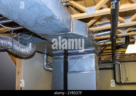 L'espace intérieur comprend de vastes gaines métalliques, la tuyauterie installée dans la disposition du sous-sol démontre une planification minutieuse pour la ventilation, la circulation de l'air, mettant l'accent sur le design industriel. Banque D'Images