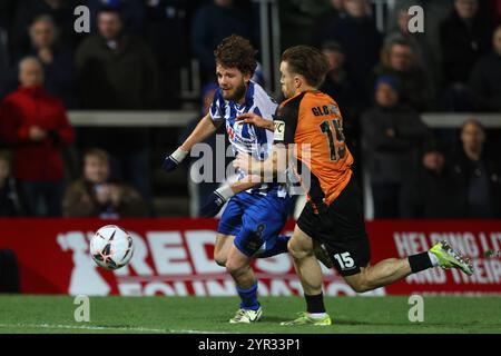 Anthony Mancini de Hartlepool United combat pour la possession Ryan Glover de Barnet lors du match de la Ligue nationale Vanarama entre Hartlepool United et Barnet au Victoria Park, Hartlepool le samedi 30 novembre 2024. (Photo : Mark Fletcher | mi News) crédit : MI News & Sport /Alamy Live News Banque D'Images