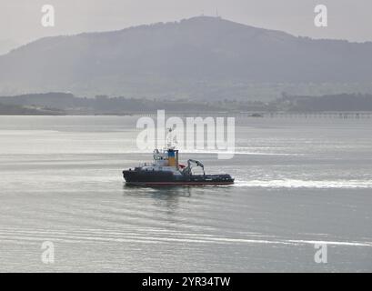 Remorqueur espagnol Trheintaycuatro dans la baie de Santander Cantabrie Espagne partant à la rencontre d'un navire entrant sur un jour d'automne calme Banque D'Images