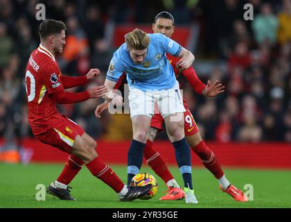 Liverpool, Royaume-Uni. 1er décembre 2024. Alexis Mac Allister de Liverpool affronte Kevin de Bruyne de Manchester City lors du match de premier League à Anfield, Liverpool. Le crédit photo devrait se lire : Simon Bellis/Sportimage crédit : Sportimage Ltd/Alamy Live News Banque D'Images