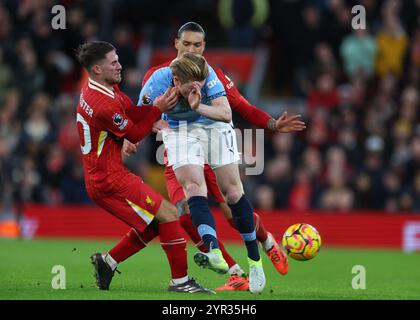 Liverpool, Royaume-Uni. 1er décembre 2024. Alexis Mac Allister de Liverpool affronte Kevin de Bruyne de Manchester City lors du match de premier League à Anfield, Liverpool. Le crédit photo devrait se lire : Simon Bellis/Sportimage crédit : Sportimage Ltd/Alamy Live News Banque D'Images