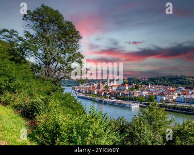 Vue sur la Skyline de Passau en Bavière avec le Danube Banque D'Images