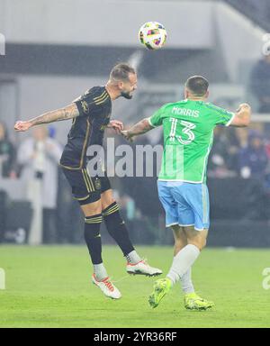 Le défenseur du Los Angeles FC Maxime Chanot (25) et l'attaquant des Seattle Sounders Jordan Morris (13) lors d'un match éliminatoire de la demi-finale de la MLS Western Conference Banque D'Images