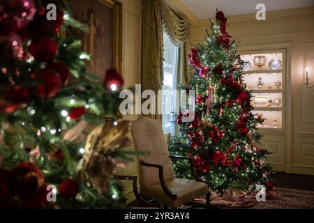 Washington, États-Unis. 02 décembre 2024. Deux grands arbres sont installés dans la salle Vermeil dans le cadre de l'exposition des fêtes de la Maison Blanche 2024 à la Maison Blanche à Washington, DC le lundi 2 décembre 2024. Photo de Annabelle Gordon/UPI. Crédit : UPI/Alamy Live News Banque D'Images