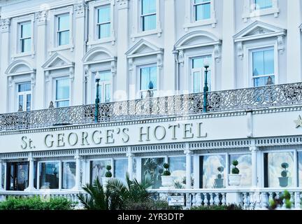 L'hôtel St George, près de la promenade et du rivage de la mer d'Irlande à Llandudno, pays de Galles, un jour d'hiver. Banque D'Images