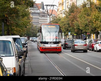 Tram Škoda 15T sur la ligne 11 jusqu'à Spojovací à Prague. Vue sur la rue avec le véhicule de transport en commun arrivant dans la ville animée. Banque D'Images