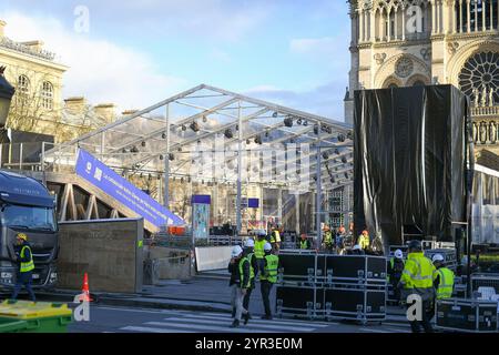 Paris, France. 02 décembre 2024. La réouverture de notre Dame de Paris est prévue pour le week-end des 7 et 8 décembre. Les préparatifs pour les cérémonies de réouverture de la cathédrale se poursuivent le 2 décembre 2024 à Paris, France. Photo de Lionel Urman/ABACAPRESS. COM Credit : Abaca Press/Alamy Live News Banque D'Images