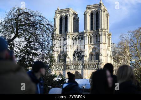 Paris, France. 02 décembre 2024. La réouverture de notre Dame de Paris est prévue pour le week-end des 7 et 8 décembre. Les préparatifs pour les cérémonies de réouverture de la cathédrale se poursuivent le 2 décembre 2024 à Paris, France. Photo de Lionel Urman/ABACAPRESS. COM Credit : Abaca Press/Alamy Live News Banque D'Images