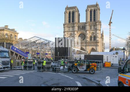 Paris, France. 02 décembre 2024. La réouverture de notre Dame de Paris est prévue pour le week-end des 7 et 8 décembre. Les préparatifs pour les cérémonies de réouverture de la cathédrale se poursuivent le 2 décembre 2024 à Paris, France. Photo de Lionel Urman/ABACAPRESS. COM Credit : Abaca Press/Alamy Live News Banque D'Images