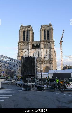 Paris, France. 02 décembre 2024. La réouverture de notre Dame de Paris est prévue pour le week-end des 7 et 8 décembre. Les préparatifs pour les cérémonies de réouverture de la cathédrale se poursuivent le 2 décembre 2024 à Paris, France. Photo de Lionel Urman/ABACAPRESS. COM Credit : Abaca Press/Alamy Live News Banque D'Images