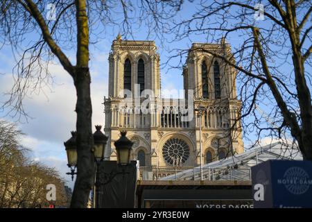 Paris, France. 02 décembre 2024. La réouverture de notre Dame de Paris est prévue pour le week-end des 7 et 8 décembre. Les préparatifs pour les cérémonies de réouverture de la cathédrale se poursuivent le 2 décembre 2024 à Paris, France. Photo de Lionel Urman/ABACAPRESS. COM Credit : Abaca Press/Alamy Live News Banque D'Images