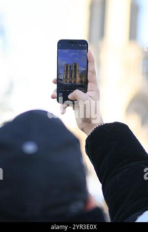 Paris, France. 02 décembre 2024. La réouverture de notre Dame de Paris est prévue pour le week-end des 7 et 8 décembre. Les préparatifs pour les cérémonies de réouverture de la cathédrale se poursuivent le 2 décembre 2024 à Paris, France. Photo de Lionel Urman/ABACAPRESS. COM Credit : Abaca Press/Alamy Live News Banque D'Images