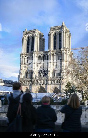 Paris, France. 02 décembre 2024. La réouverture de notre Dame de Paris est prévue pour le week-end des 7 et 8 décembre. Les préparatifs pour les cérémonies de réouverture de la cathédrale se poursuivent le 2 décembre 2024 à Paris, France. Photo de Lionel Urman/ABACAPRESS. COM Credit : Abaca Press/Alamy Live News Banque D'Images