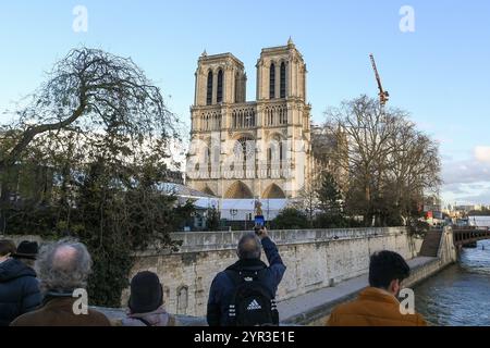 Paris, France. 02 décembre 2024. La réouverture de notre Dame de Paris est prévue pour le week-end des 7 et 8 décembre. Les préparatifs pour les cérémonies de réouverture de la cathédrale se poursuivent le 2 décembre 2024 à Paris, France. Photo de Lionel Urman/ABACAPRESS. COM Credit : Abaca Press/Alamy Live News Banque D'Images