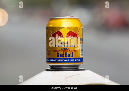 Red Bull Kratingdaeng peut de la boisson énergétique populaire de Thaïlande. La boisson n'est pas gazéifiée et contient de la caféine, de la taurine et du sucre. Banque D'Images