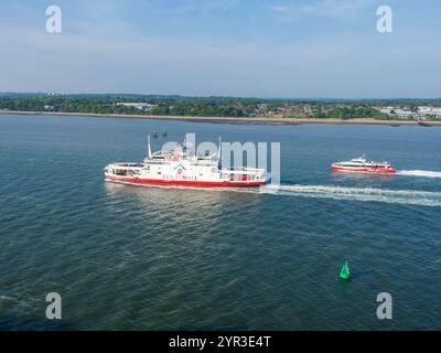 Le ferry roulier Red Funnel Line Red Eagle navigue de Southampton à l'île de Wight aux côtés du ferry haute vitesse Red Jet avec la côte du Hampshire en arrière-plan. Banque D'Images