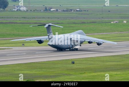 Un C-5 Galaxy Super Galaxy de l'US Air Force mène des opérations aériennes normales, le 25 mars, à la base aérienne de Travis, en Californie. Le C-5 Galaxy Super Galaxy i. Banque D'Images