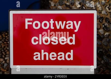 Pied fermé devant. Panneau rouge indiquant la fermeture du chemin en raison de travaux routiers. Banque D'Images