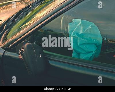 Sac gonflable explosé dans un SUV. Voiture naufragée avec airbags ouverts après un accident Banque D'Images